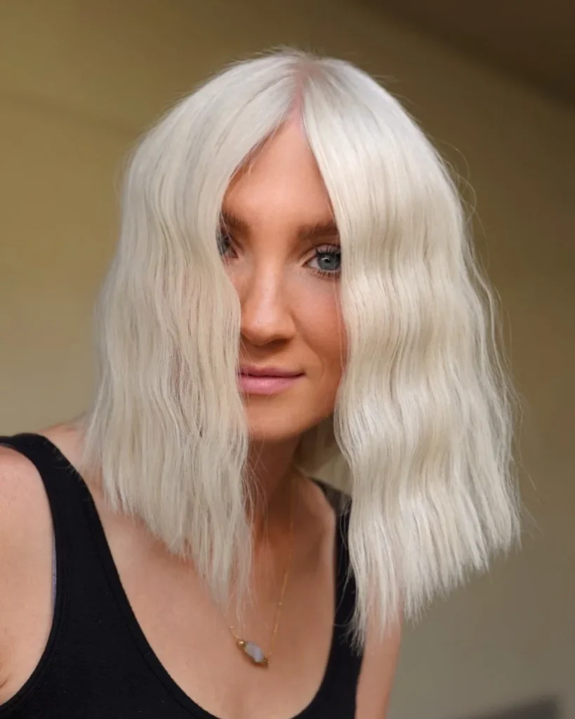 Platinblonder Lob mit Mittelscheitel