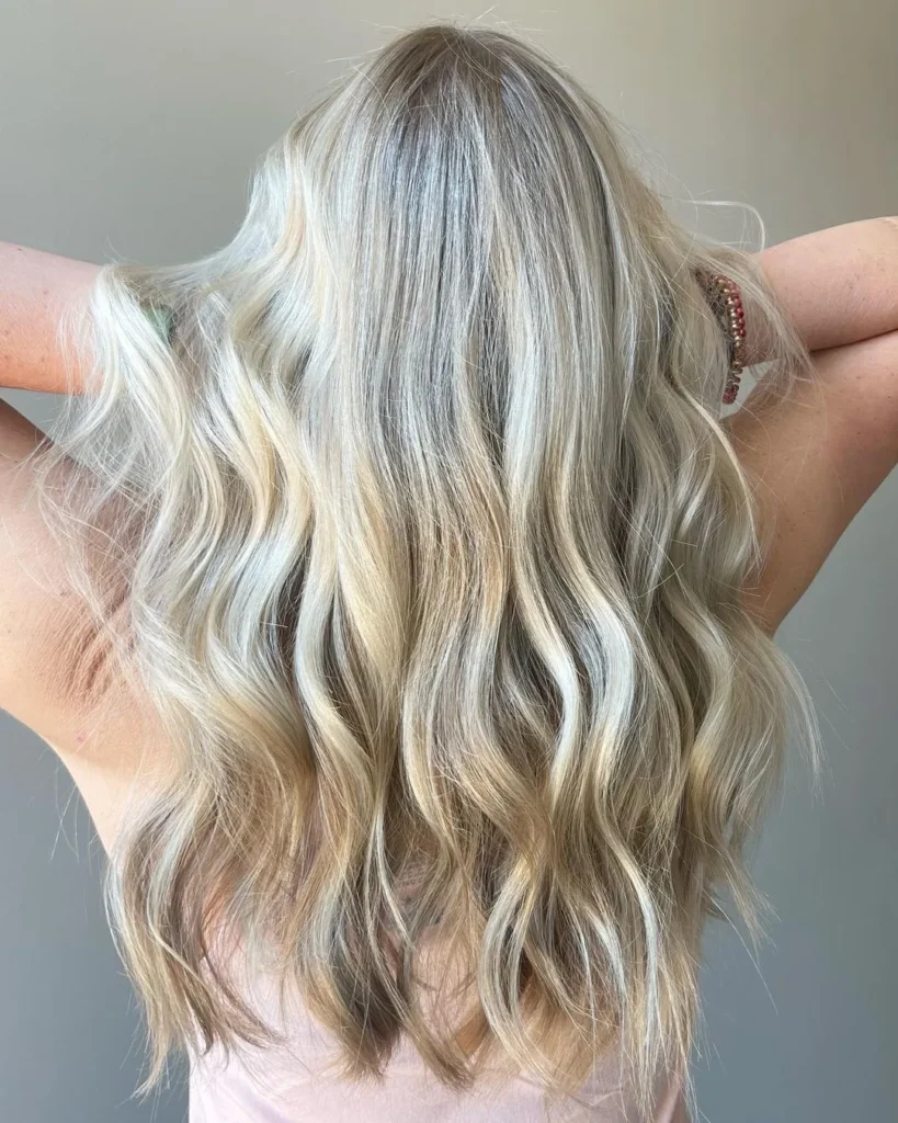 Platinblondes Balayage auf dunkelblondem Haar