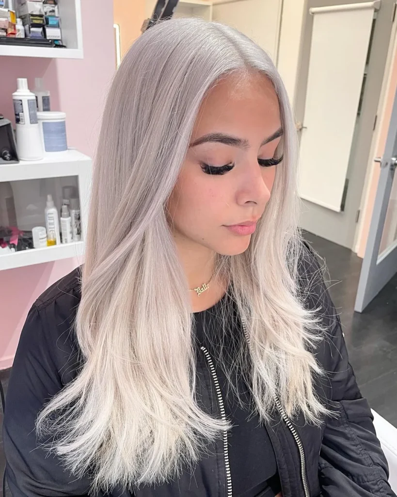 Platinblondes langes Haar mit Mittelscheitel