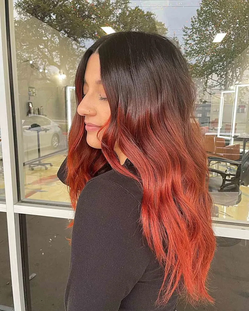 Rot-Balayage auf braunem Haar