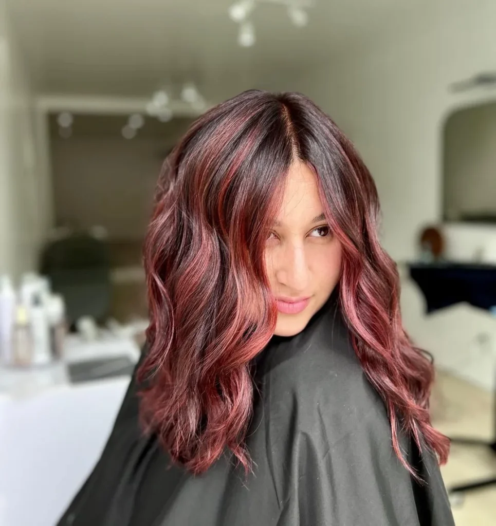 Rot Balayage auf mittellangem Haar