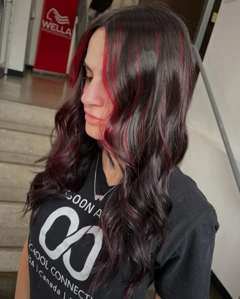 Rote Gesichts-umrahmende Highlights und rotes Balayage
