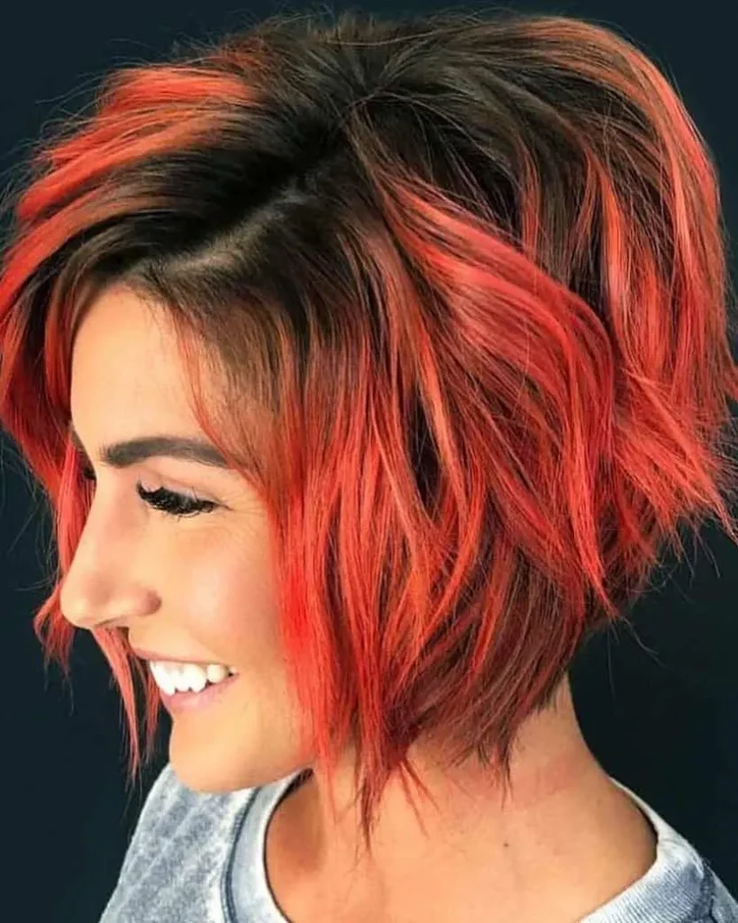 Roter lockiger Pixie-Bob-Haarschnitt