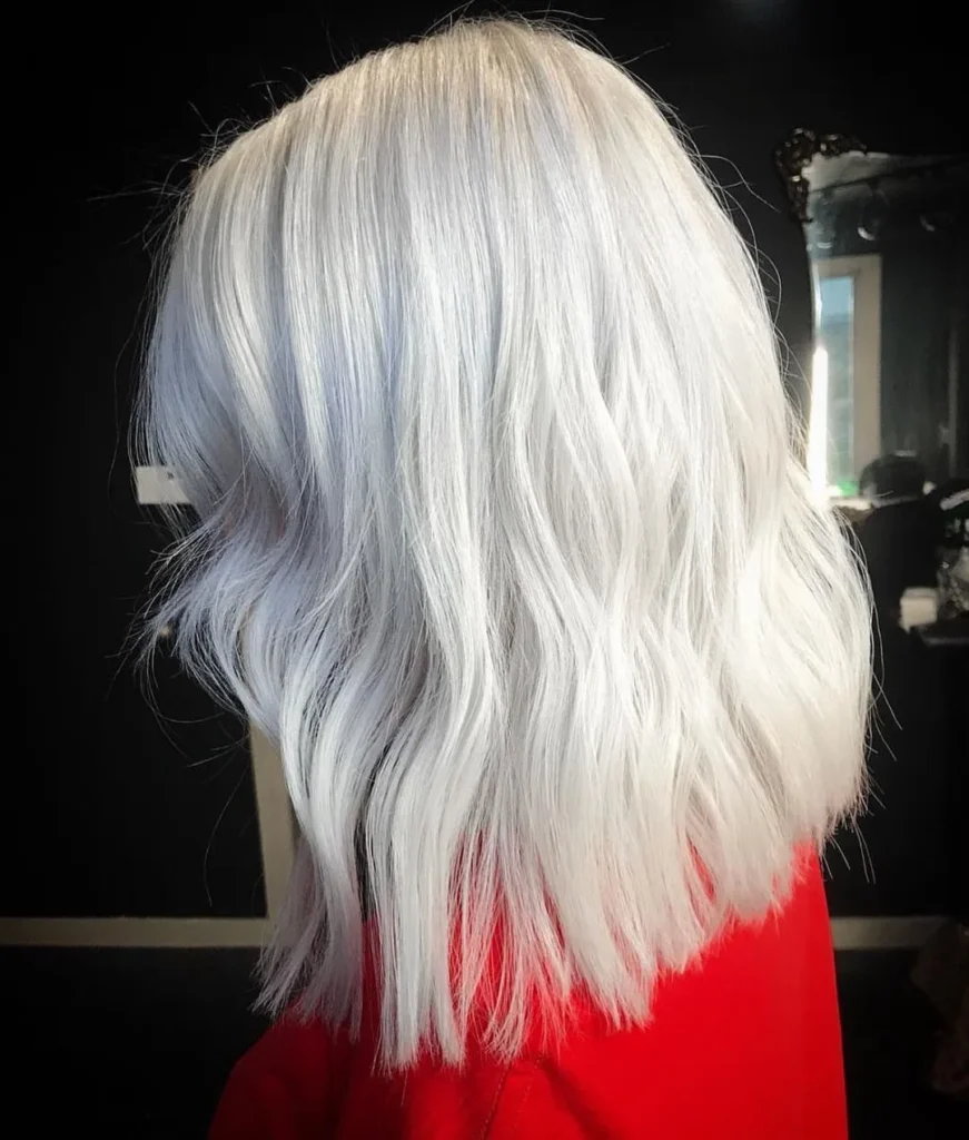 Schulterlanges platinblondes Haar