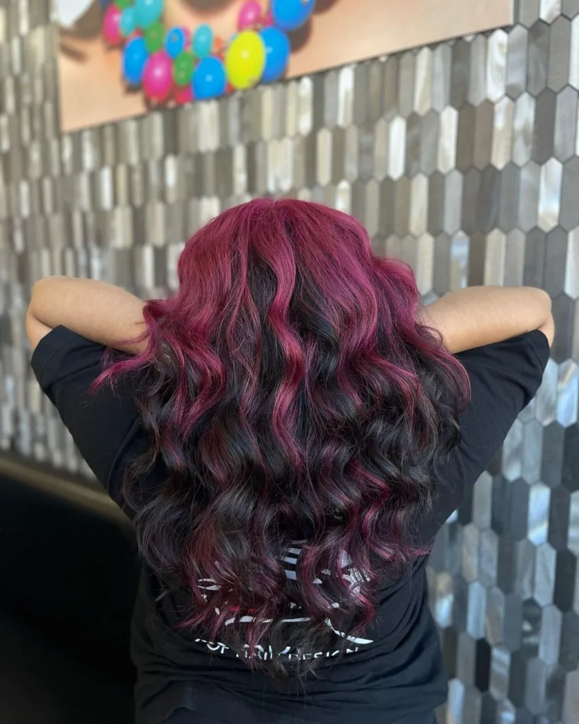  Schwarzes Haar mit Magenta Ansatz