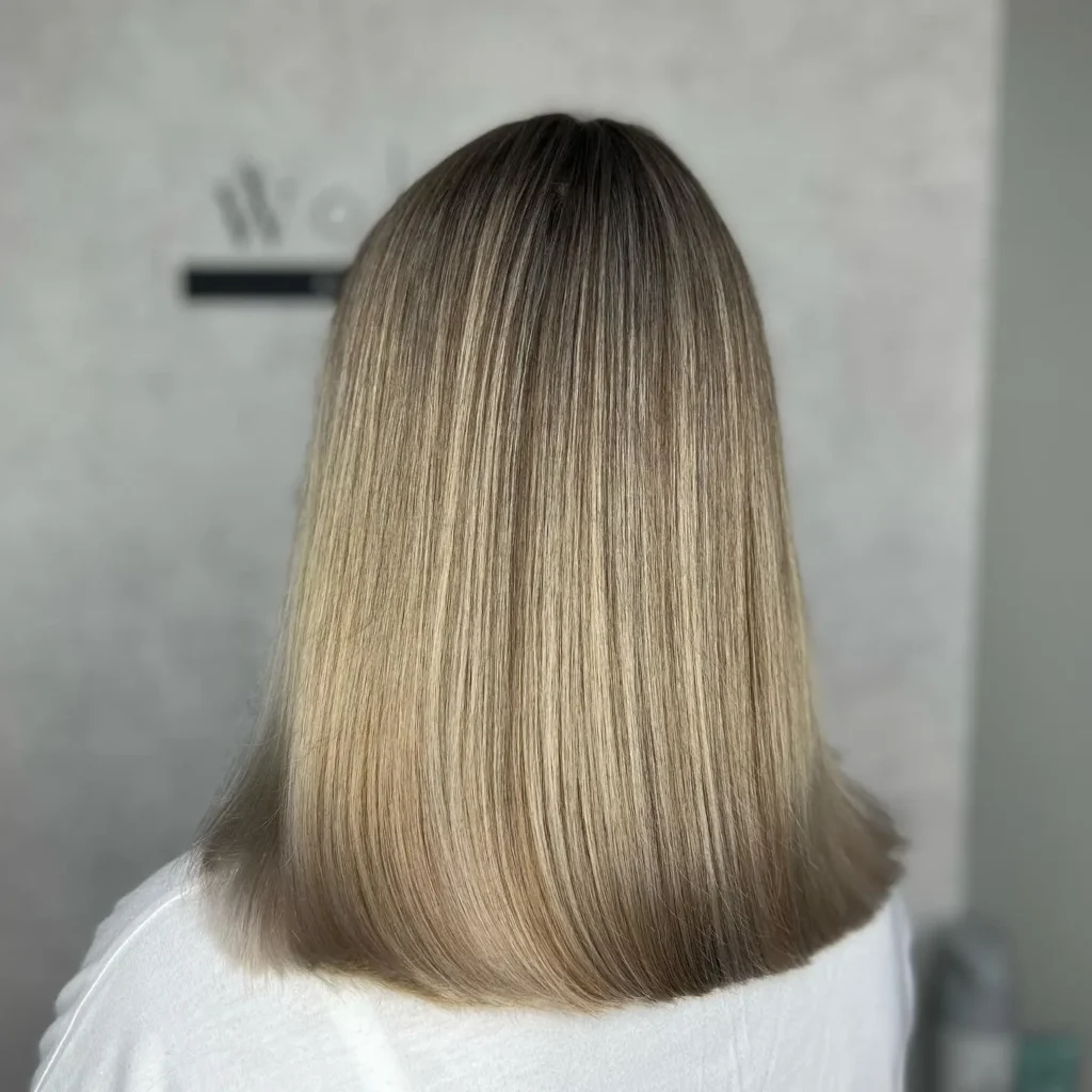  Smokey-Mushroom blonde Highlights auf dunklem Haar