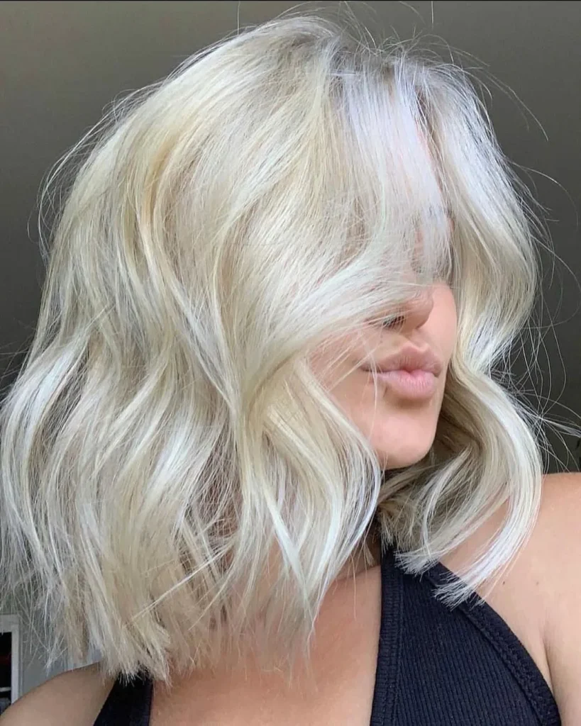 Stumpfer platinblonder Lob