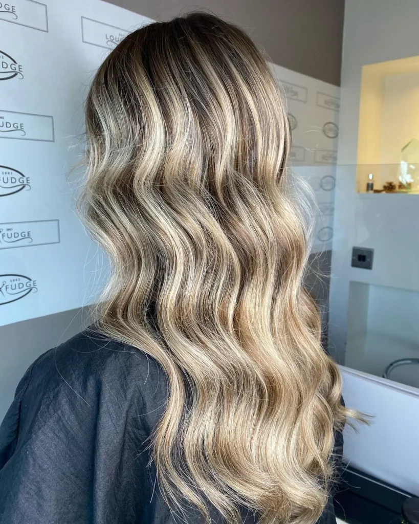 Texturierte blonde Highlights auf dunklem Haar