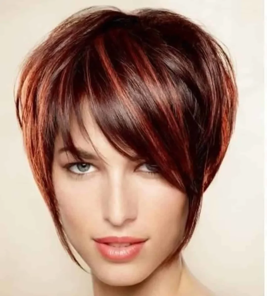 Tiefroter Pixie-Bob-Haarschnitt