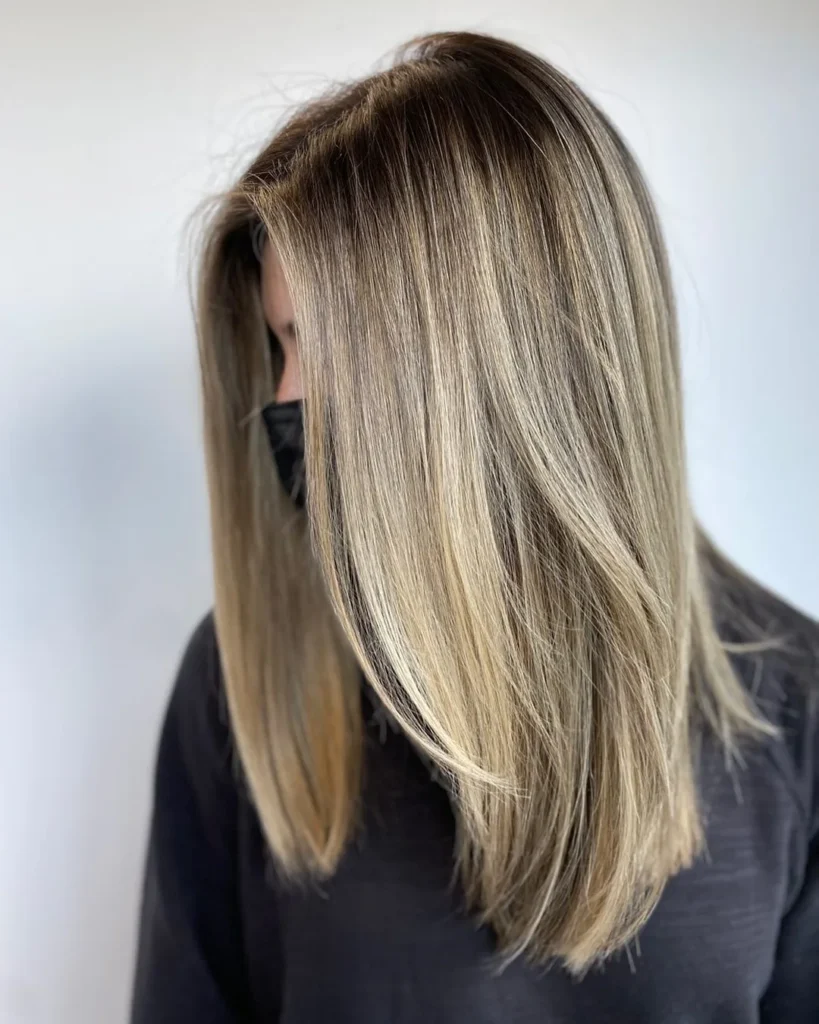 Weiche blonde Highlights auf dunklem Haar