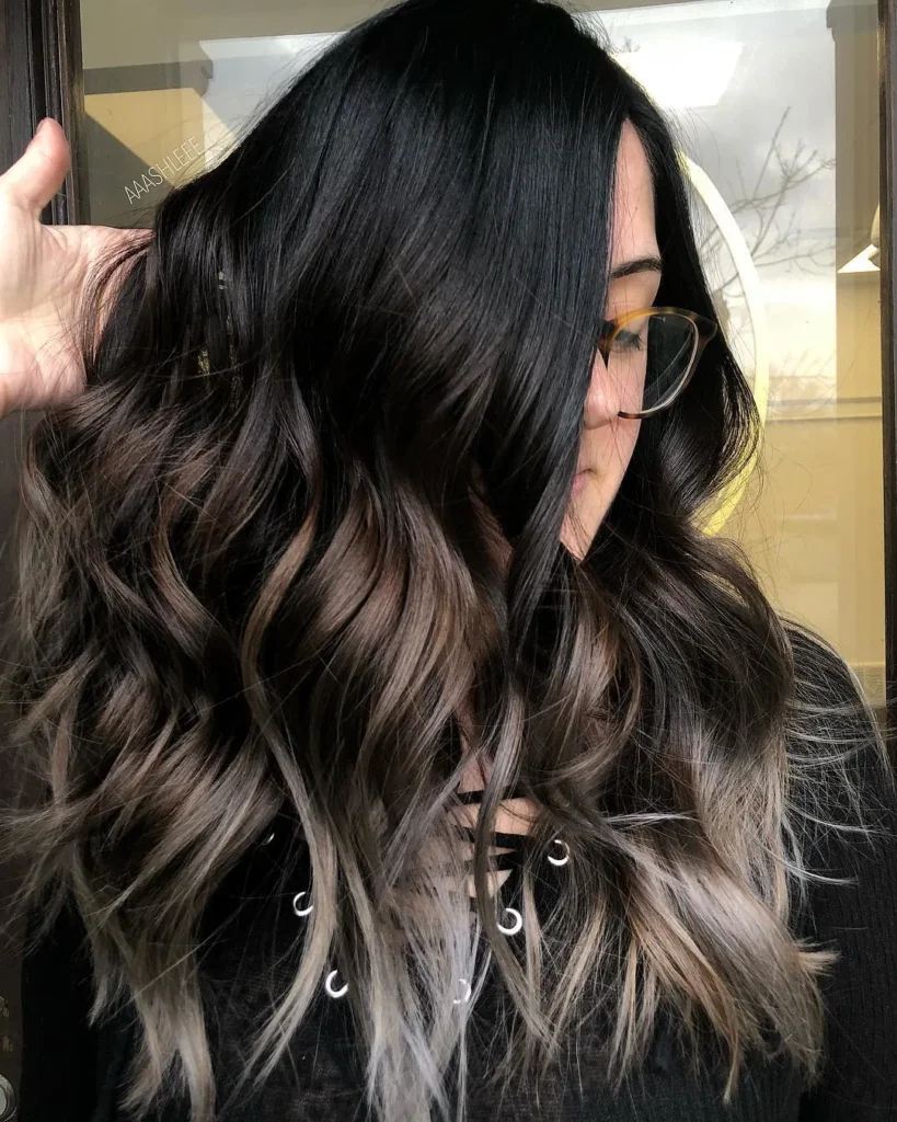 Aschfarbenes Balayage auf schwarzem Haar