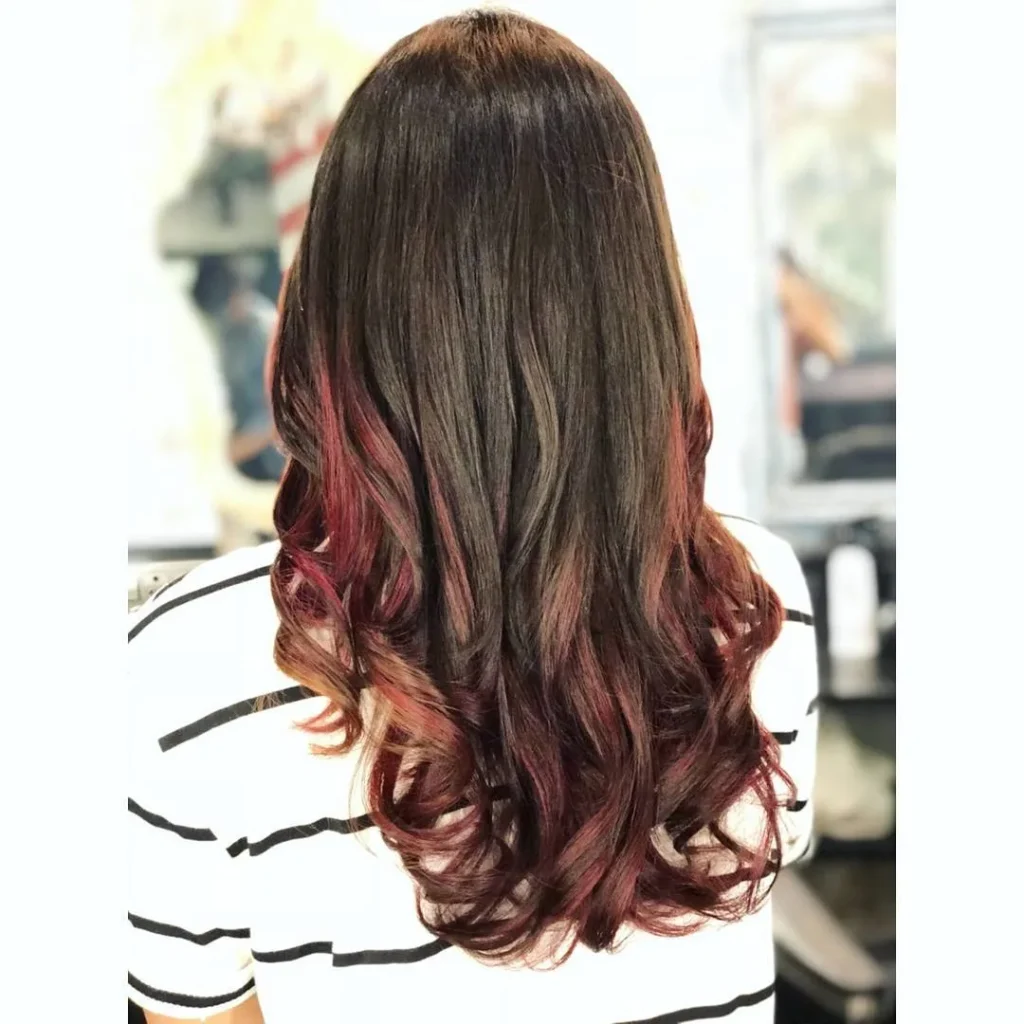 Balayage in tiefen Maroon-Rot