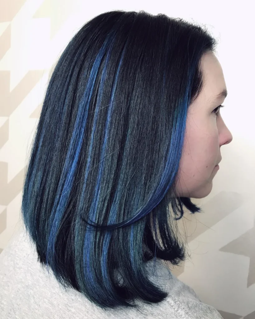 Blaue Highlights auf rabenschwarzem Haar