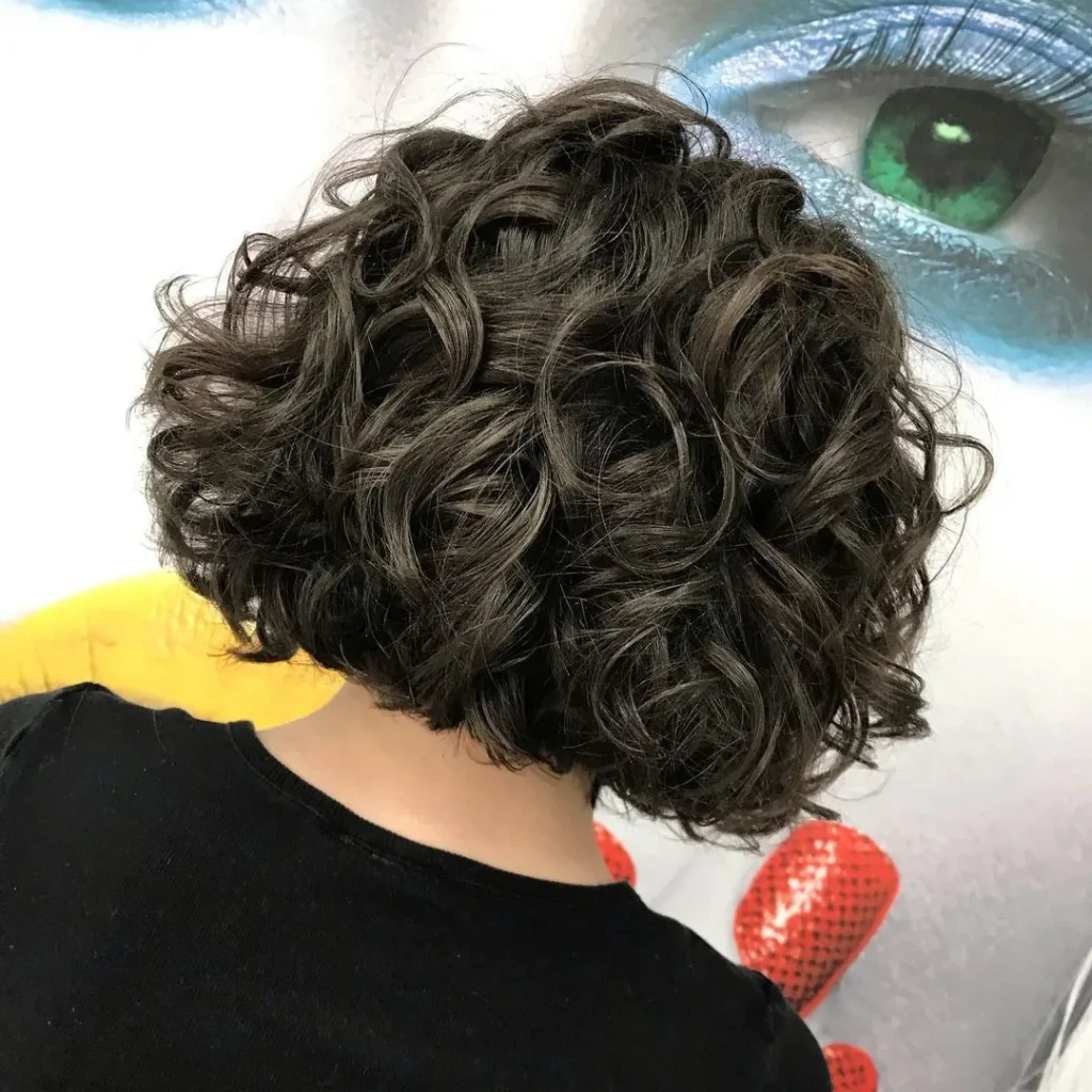 Gestufter Bob Mit Lockeren Locken