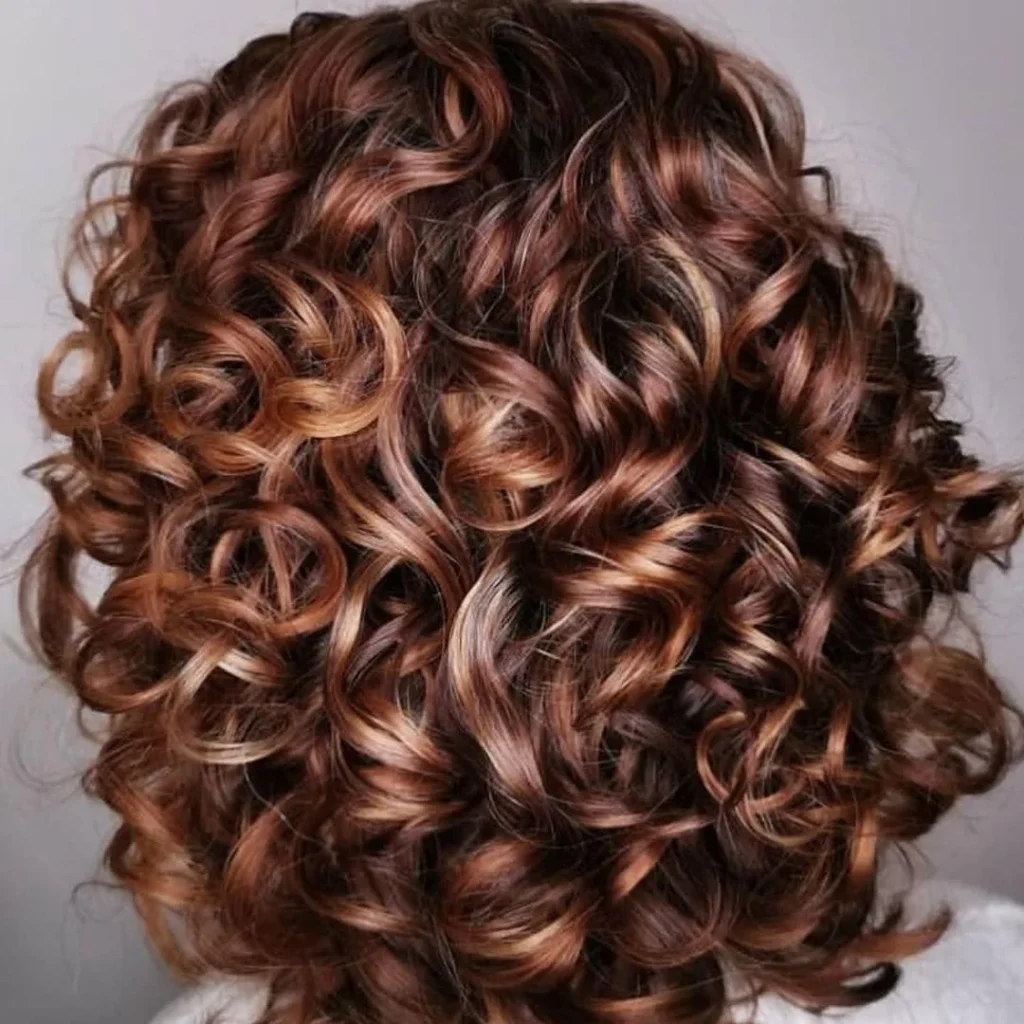 Glänzend rote Locken mit blonden Highlights