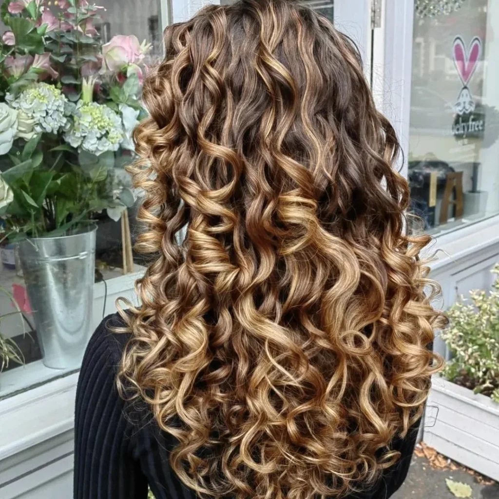 Glänzende lange Locken mit blonden Highlights