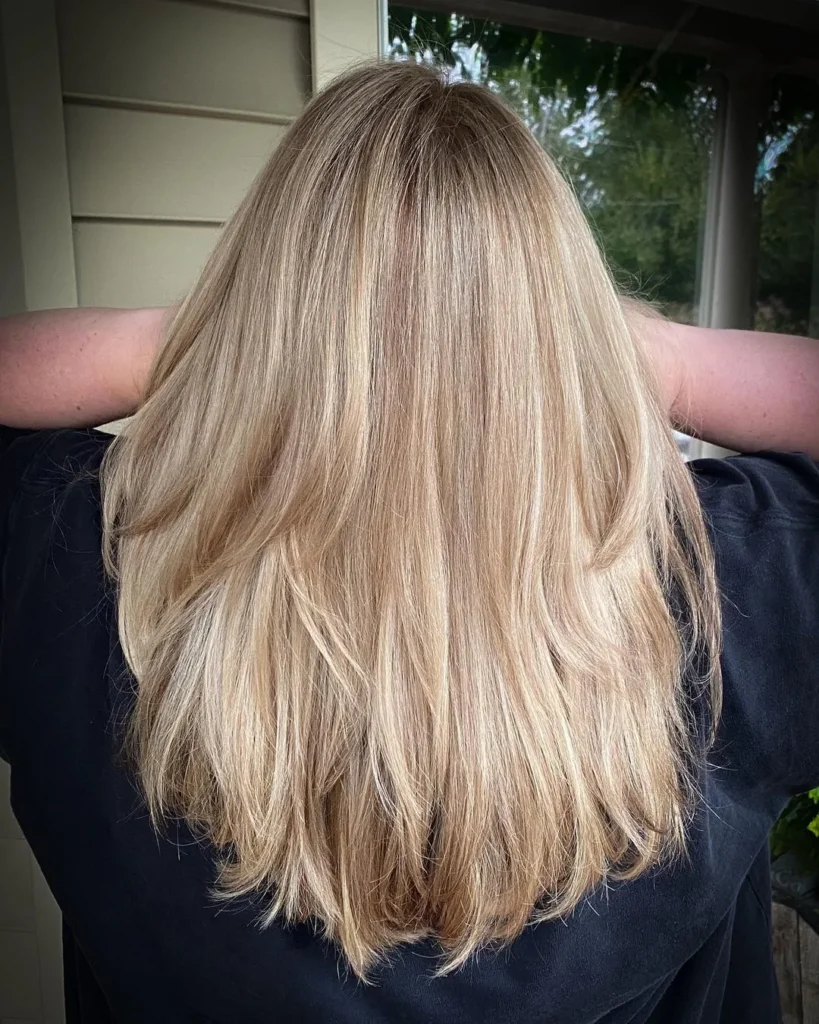 Glattes, dickes blondes Haar mit Stufen