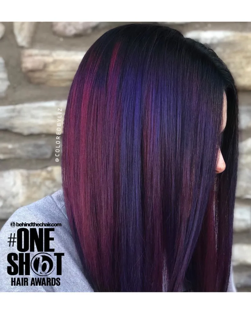 Maroon-Haar mit blauen und violetten Highlights