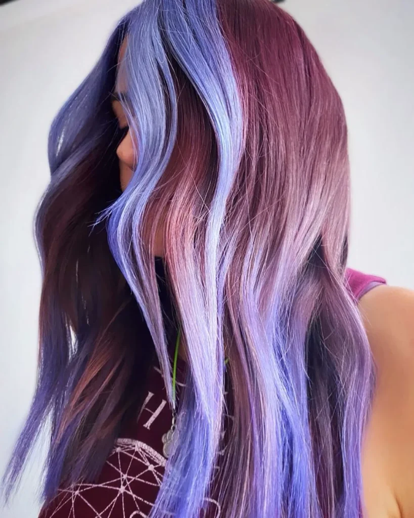 Maroon-Haar mit pastellblauen Farbblöcken