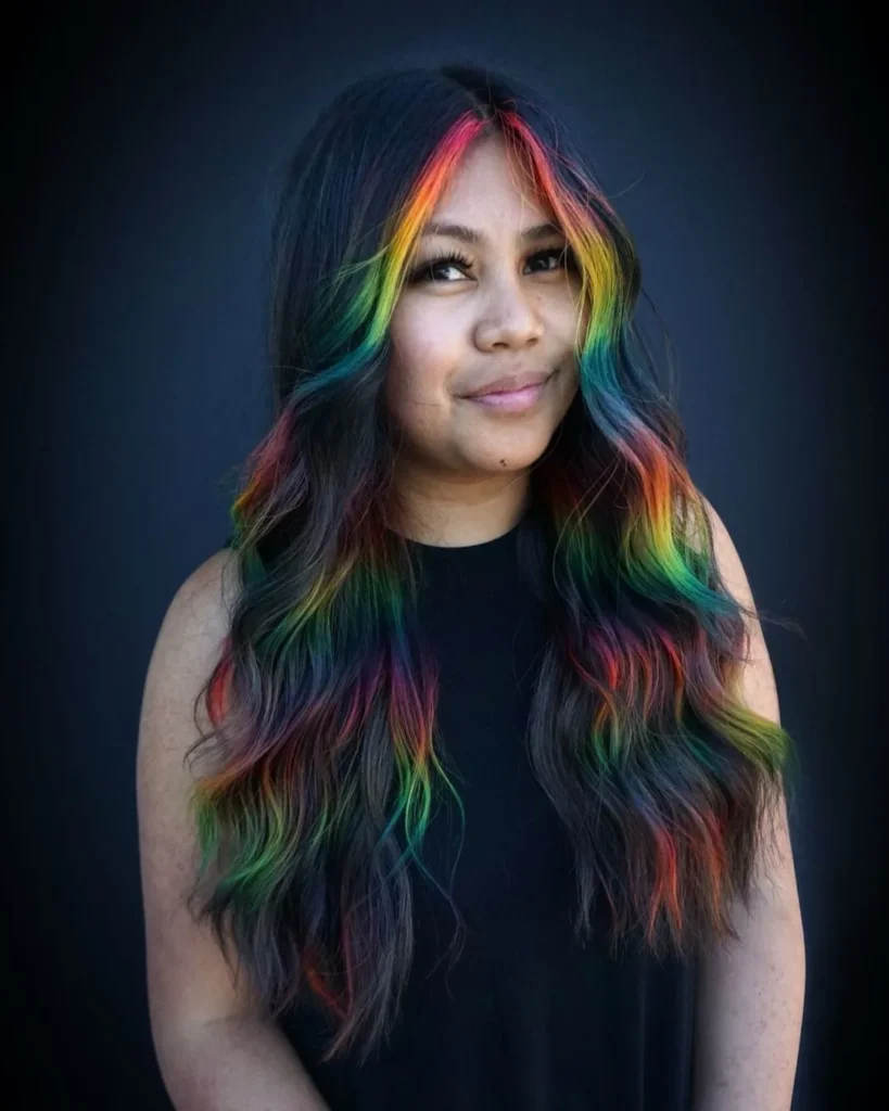 Regenbogen-Money-Piece und Balayage auf schwarzem Haar