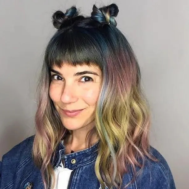 Space Buns und Regenbogen-Wellen