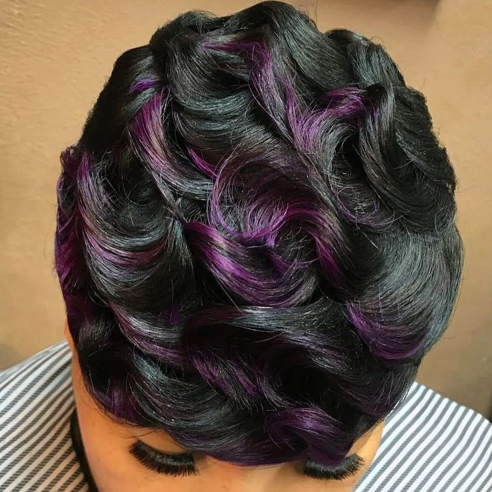 Violette Highlights auf schwarzem Pixie