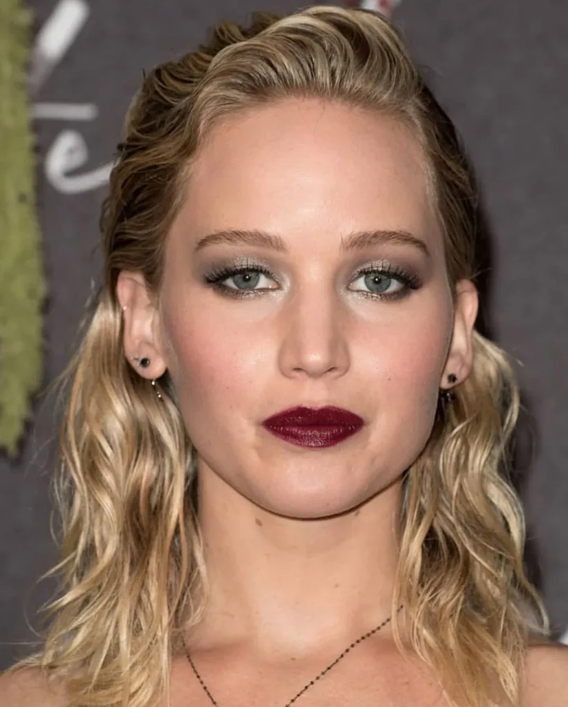 Jennifer Lawrence – Voluminöse Halbhohe Wet-Look-Frisur