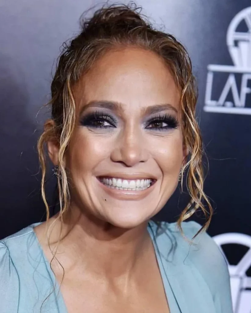 Jennifer Lopez – Nasser Dutt Mit Gesichtsumrahmenden Strähnen