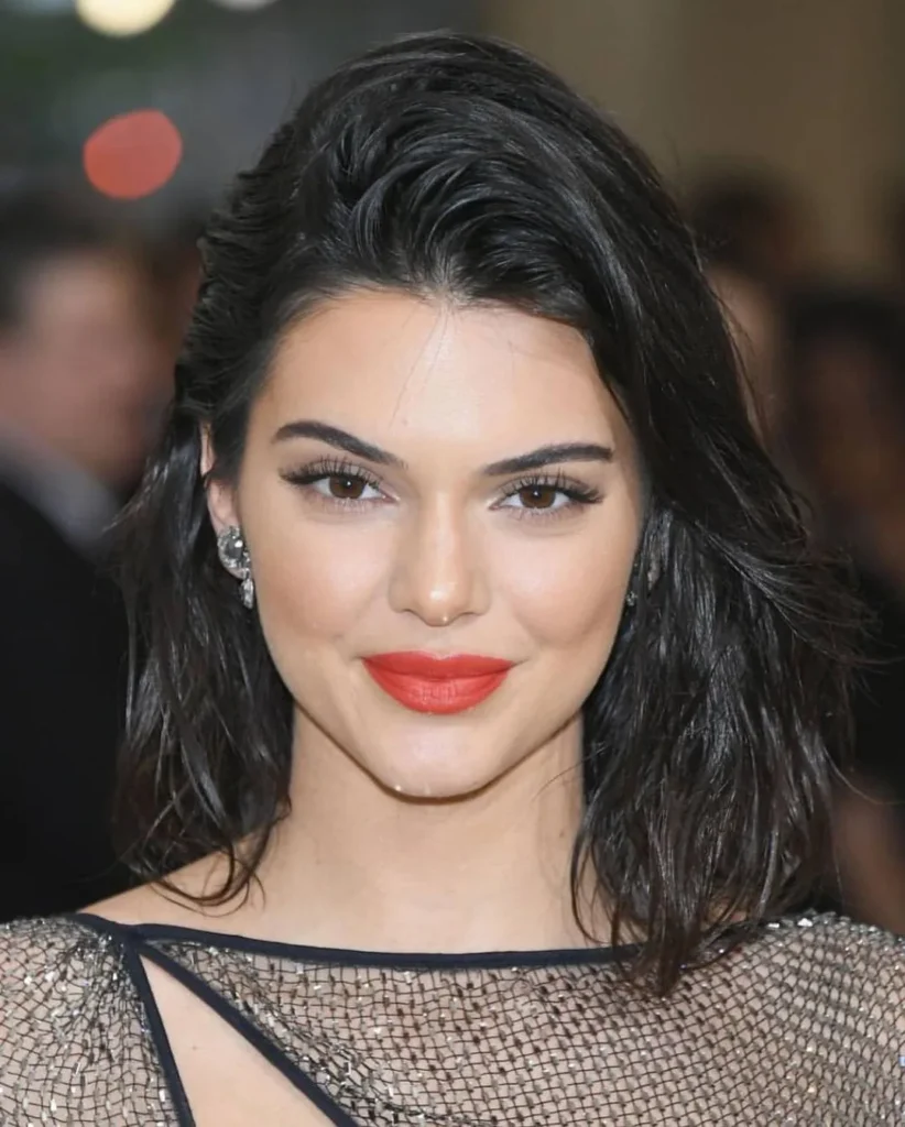 Kendall Jenner – Lockerer Seitenscheitel Im Wet-Look