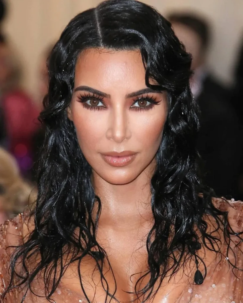 Kim Kardashian – Glamouröse, Wellige Wet-Look-Frisur