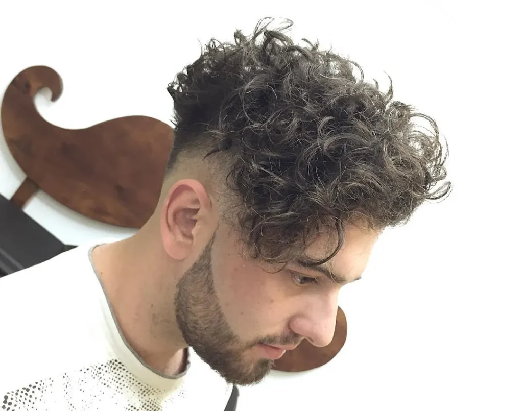 Lockiges Haar Mit Pompadour