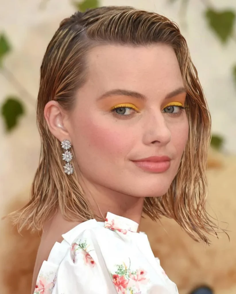 Margot Robbie – Mittellanges Haar Hinter Dem Ohr Im Wet-Look