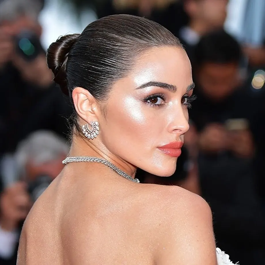 Olivia Culpo – Polierter Zurückgegelter Dutt