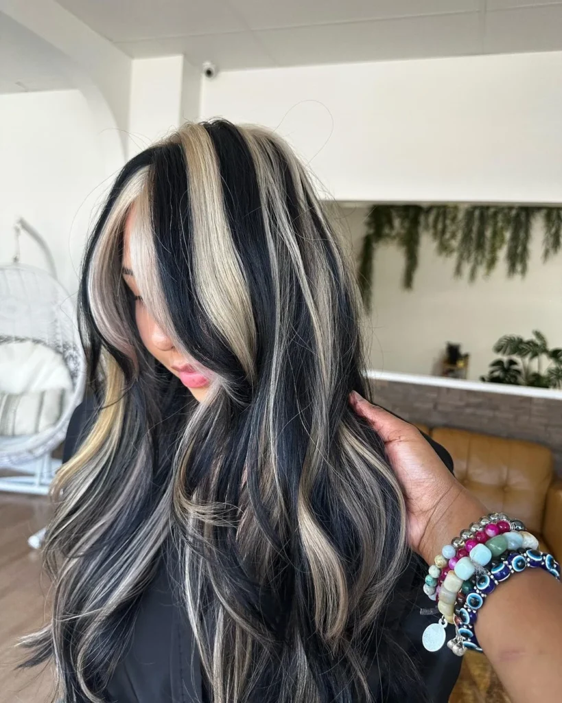 Schwarzes Haar Mit Weißen Highlights