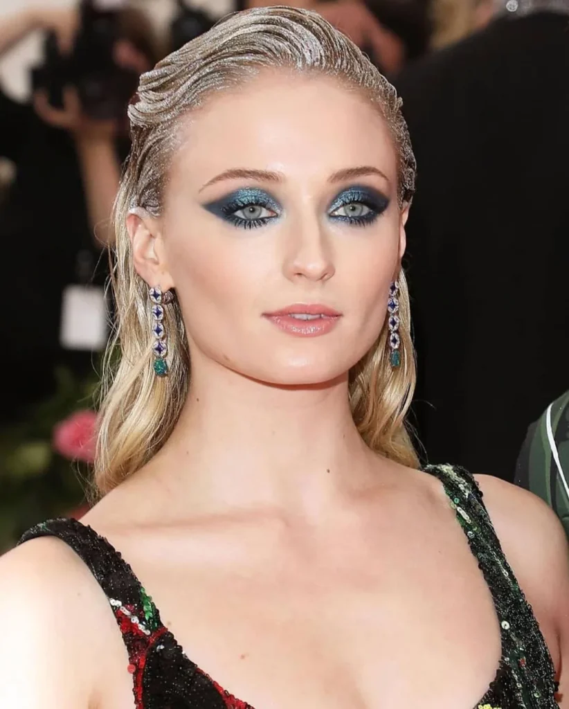 Sophie Turner – Wet Look Mit Weißem Haarglitzer