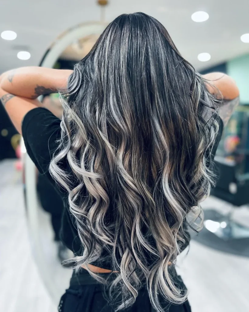 Weißes Balayage Auf Schwarzem Haar